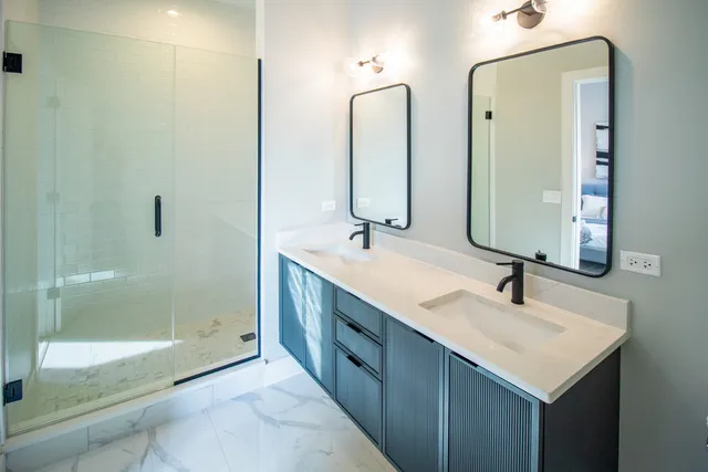 $440,000 | 4706 South St Lawrence Avenue, Unit 2E, Chicago, IL 60615