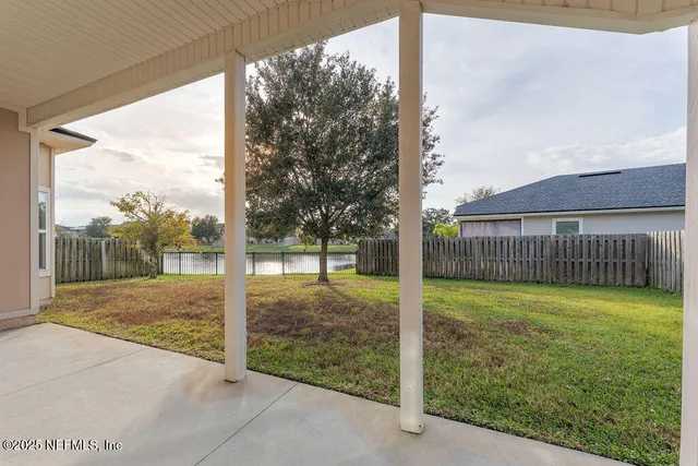 a view of a backyard