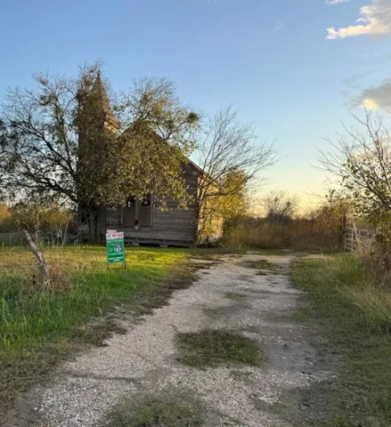 a view of a back yard