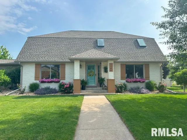 $529,900 | 1144 Brookview Drive, De Witt, IA 52742
