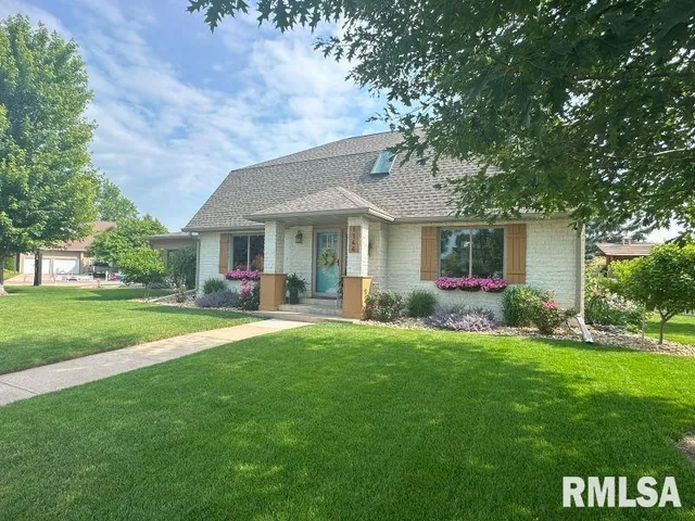 $529,900 | 1144 Brookview Drive, De Witt, IA 52742
