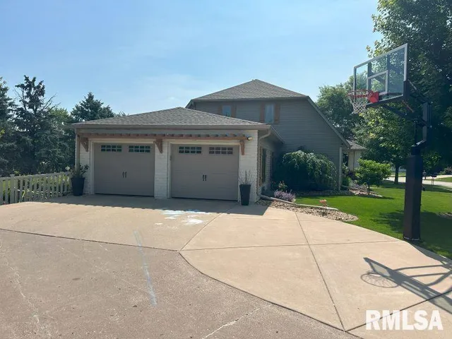 $529,900 | 1144 Brookview Drive, De Witt, IA 52742