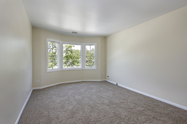 715 Ridge Road, Unit 4E Wilmette, IL 60091 - Photo 7 of 7 an empty room with windows