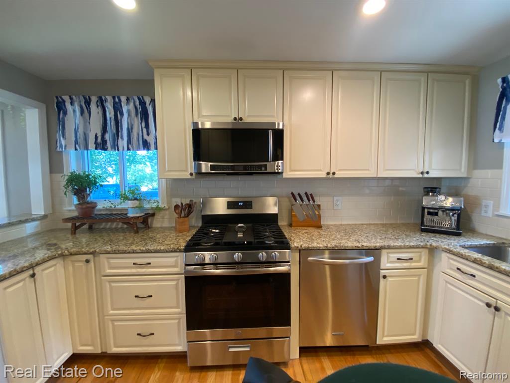 909 1st Street Rochester, MI 48307 - Photo 6 of 64