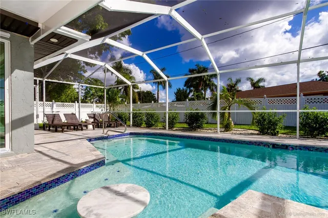 a view of a backyard