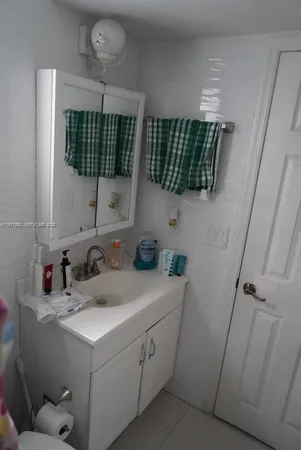 $2,900 | 1389 West 71st Street, Hialeah, FL 33014