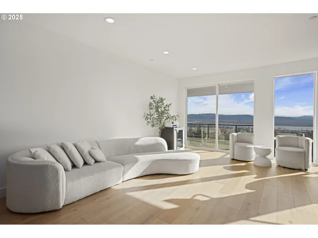 $1,999,950 | 356 West W Street, Washougal, WA 98671