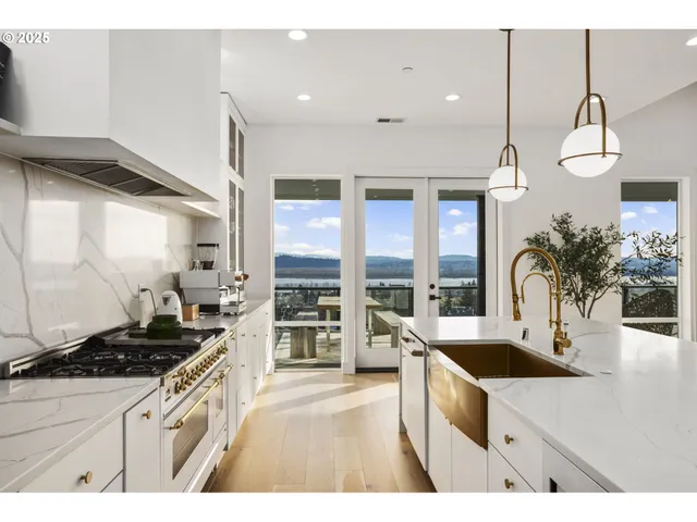 $1,999,950 | 356 West W Street, Washougal, WA 98671