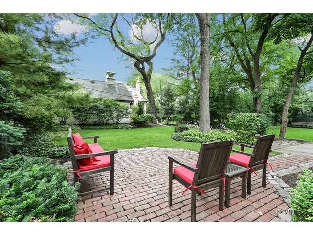 318 Forest Road Hinsdale, IL 60521 - Photo 22 of 23 a backyard of a house with outdoor seating
