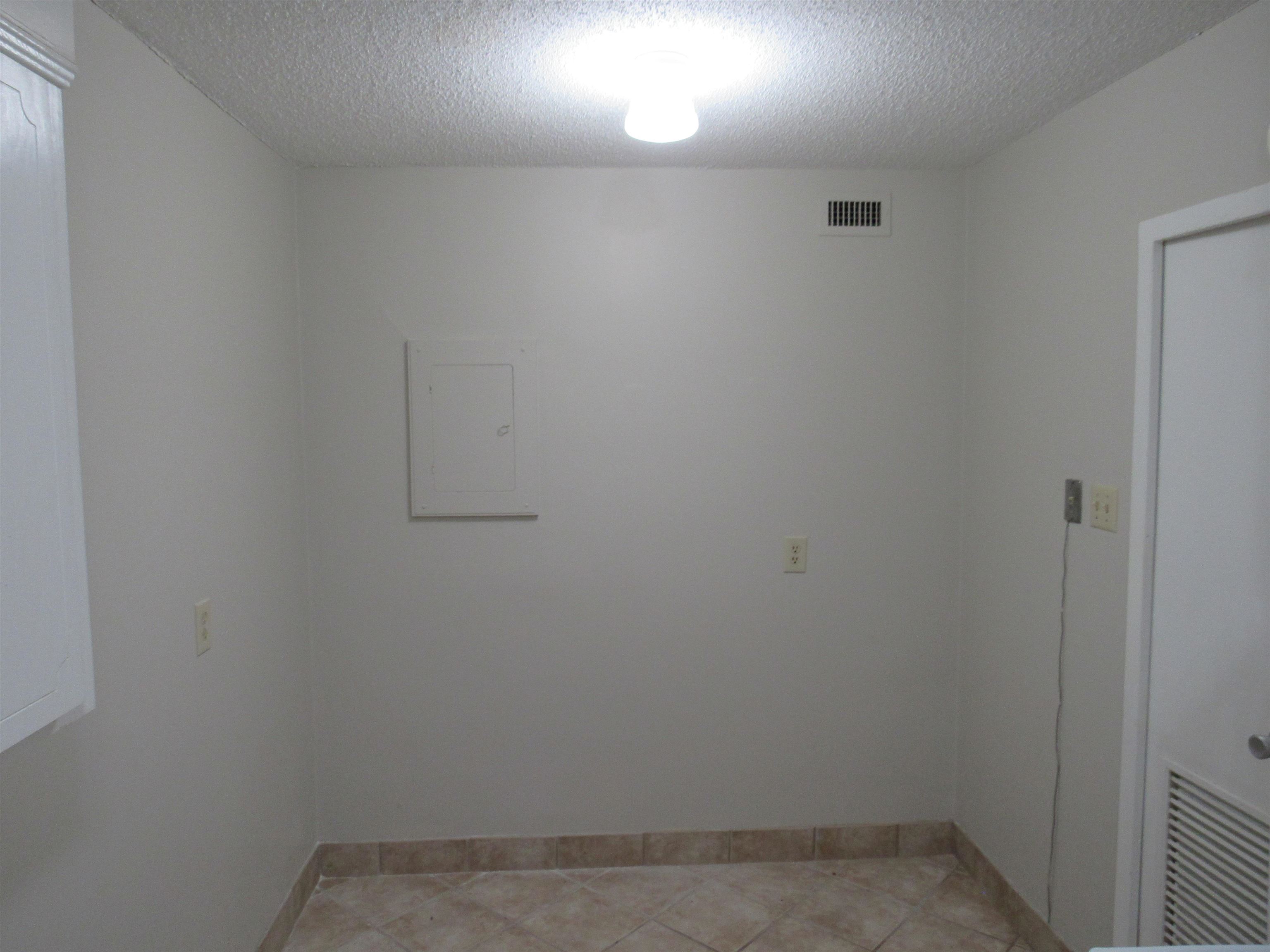 3080 Walnut Grove Road, Unit 205 Memphis, TN 38111 - Photo 15 of 26 a view of a room