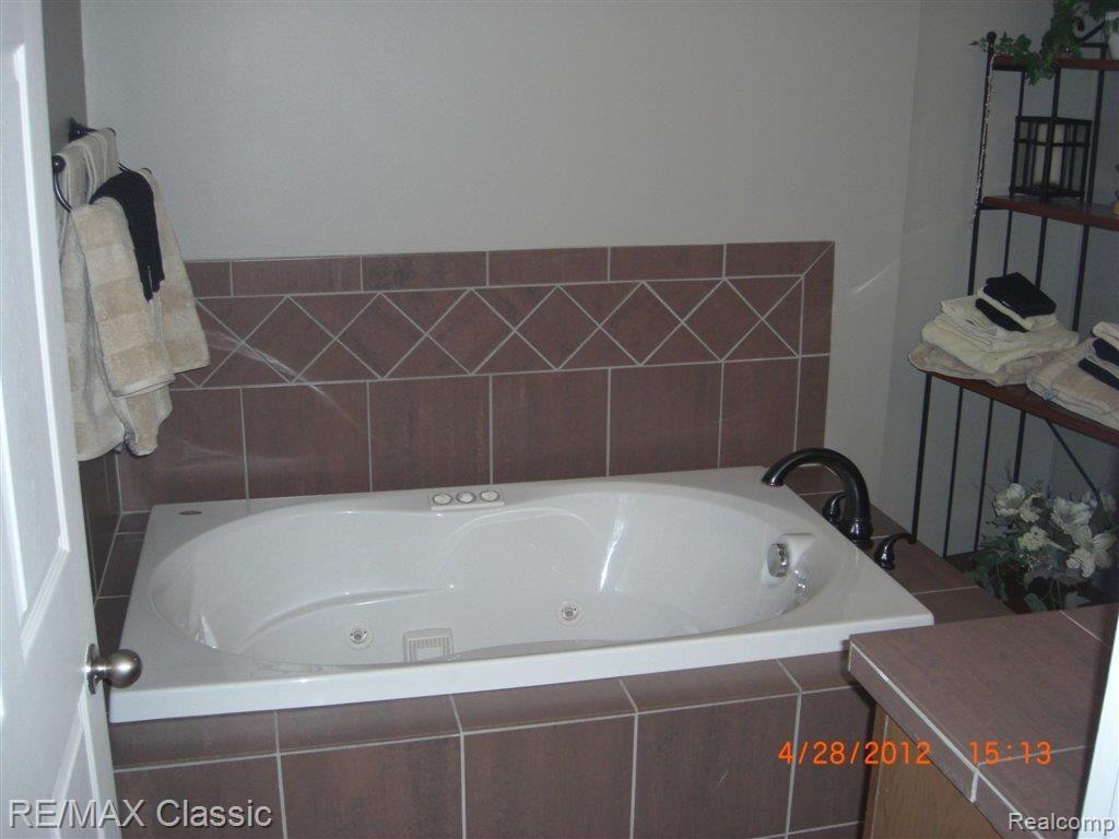 23951 Berg Road Southfield, MI 48033 - Photo 7 of 16 Berg jetted tub.JPG