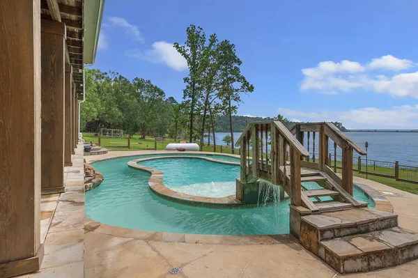 $799,000 | 388 County Road 5597, Etoile, TX 75944