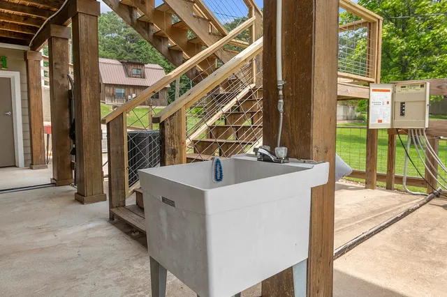 $799,000 | 388 County Road 5597, Etoile, TX 75944