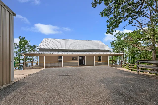 $799,000 | 388 County Road 5597, Etoile, TX 75944