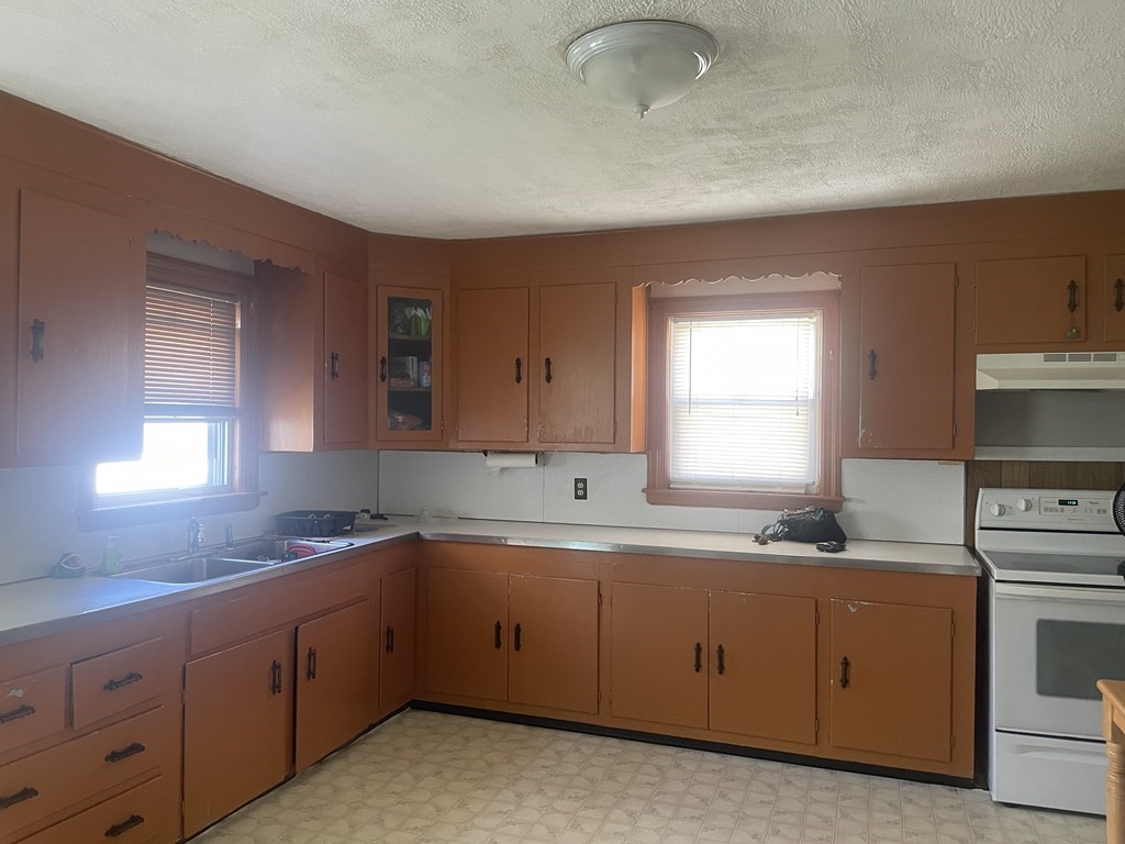 30 Dustin Street Worcester, MA 01604 - Photo 3 of 11 Gallery Image 3