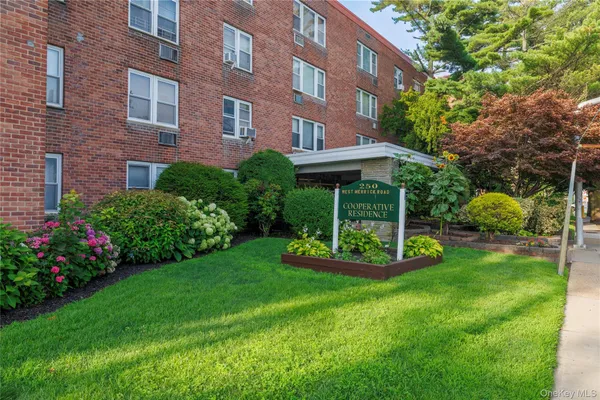 $374,990 | 250 West Merrick Road, Unit 1E, Freeport, NY 11520