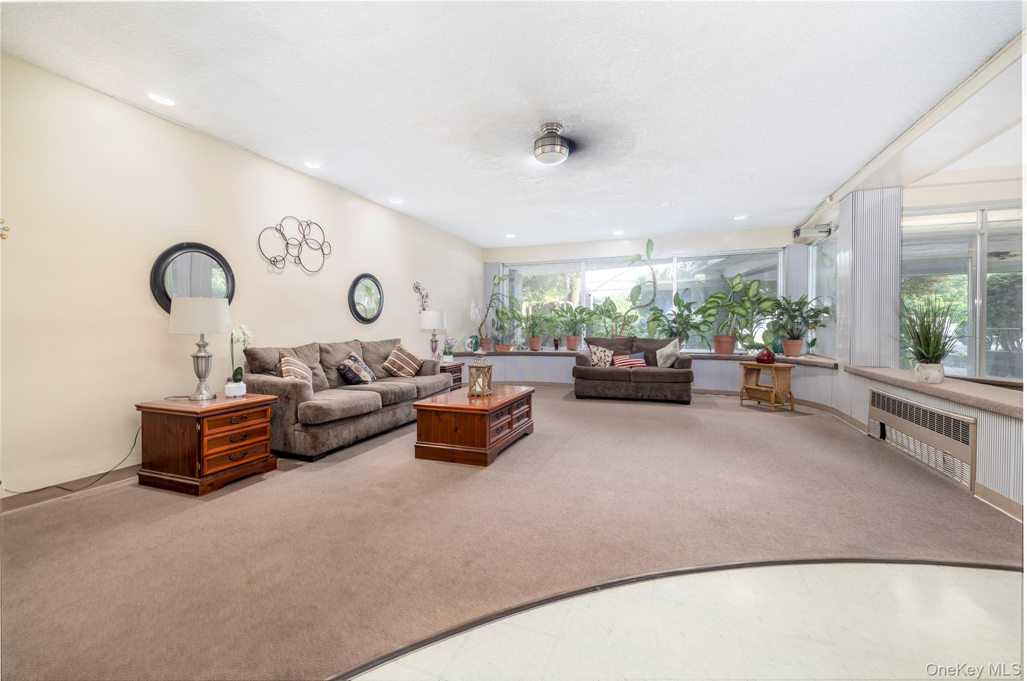 250 West Merrick Road, Unit 1E Freeport, NY 11520 - Photo 3 of 23 Lobby seating area.