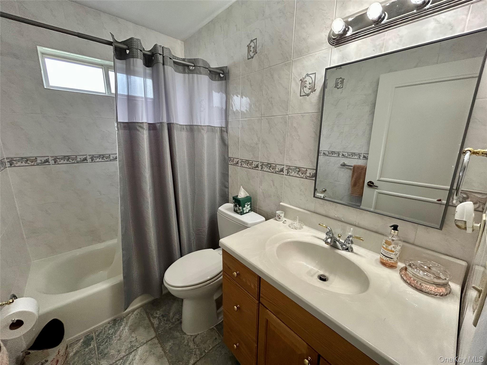 520 Cranston Lane Ridge, NY 11961 - Photo 17 of 18 Full Bathroom with tile enclosed tub