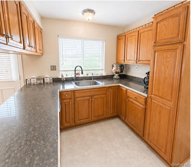 520 Cranston Lane Ridge, NY 11961 - Photo 9 of 18 Abundance of cabinets