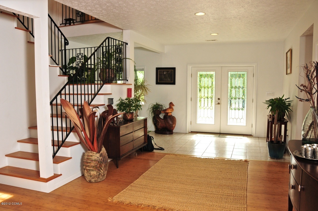 301 Sandy Point Drive Beaufort, NC 28516 - Photo 21 of 52 Foyer