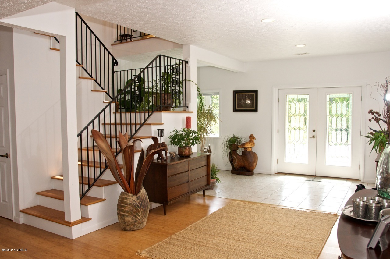 301 Sandy Point Drive Beaufort, NC 28516 - Photo 22 of 52 Foyer
