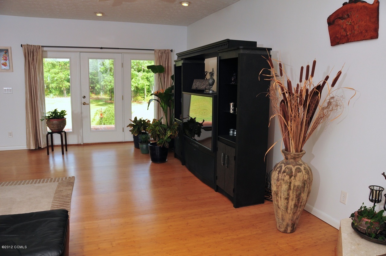 301 Sandy Point Drive Beaufort, NC 28516 - Photo 23 of 52 Family Room