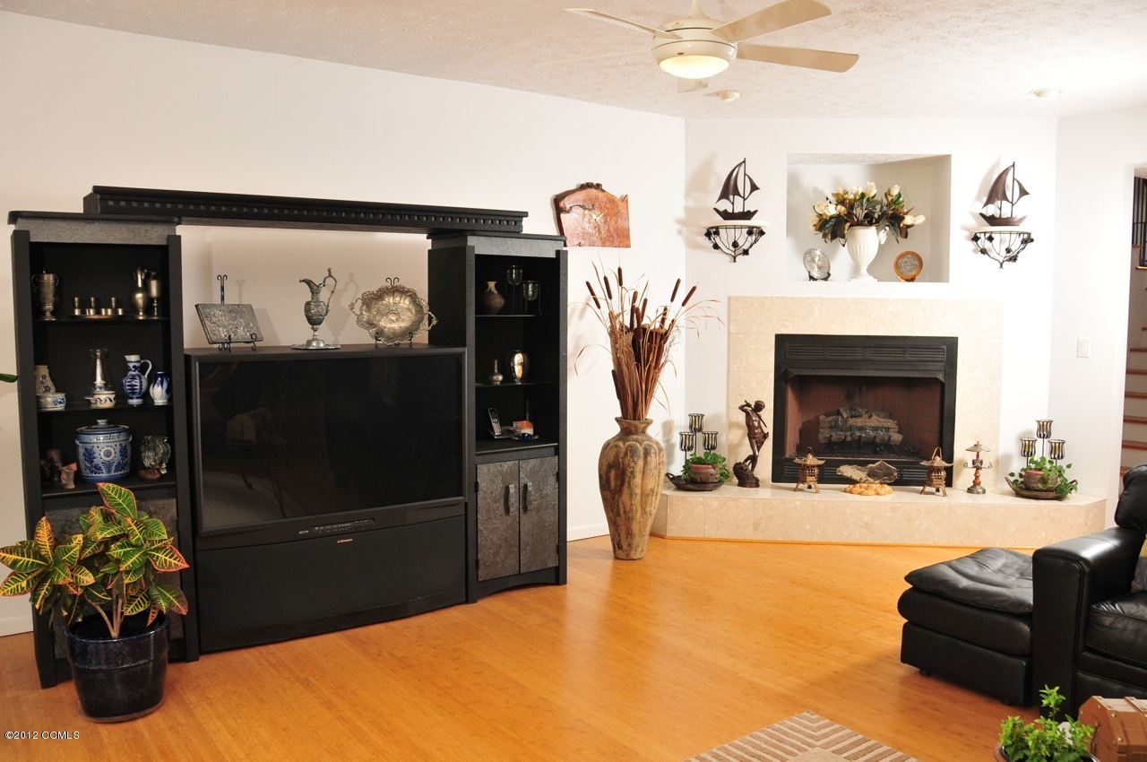 301 Sandy Point Drive Beaufort, NC 28516 - Photo 25 of 52 Family Room
