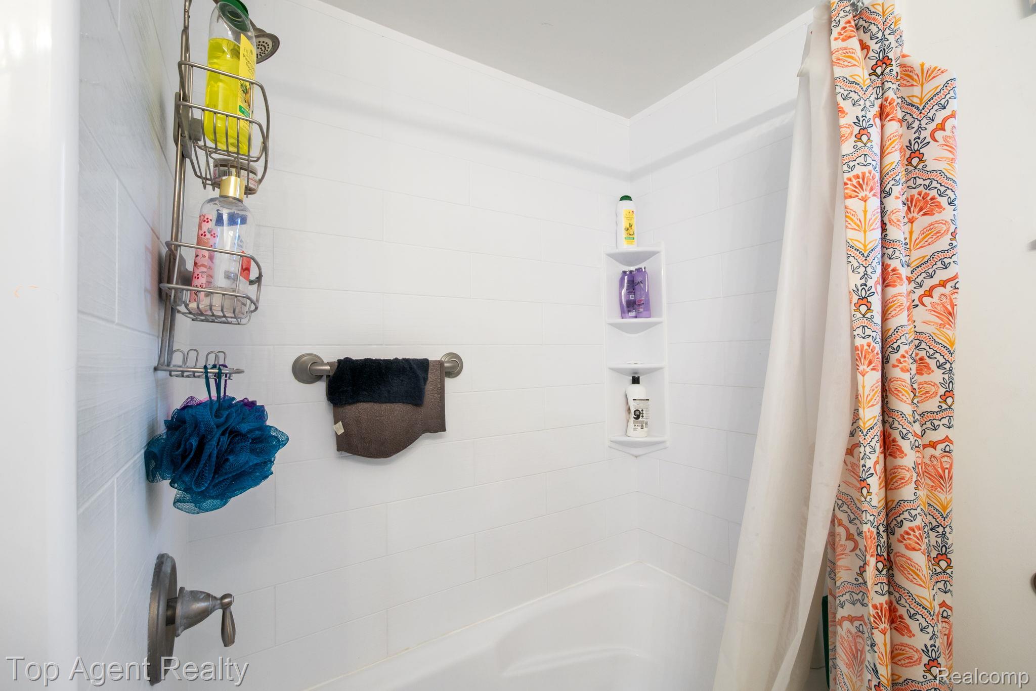 2065 Ridgemont Street Commerce Township, MI 48382 - Photo 19 of 35 Full bathroom with shower / bath combo with shower curtain
