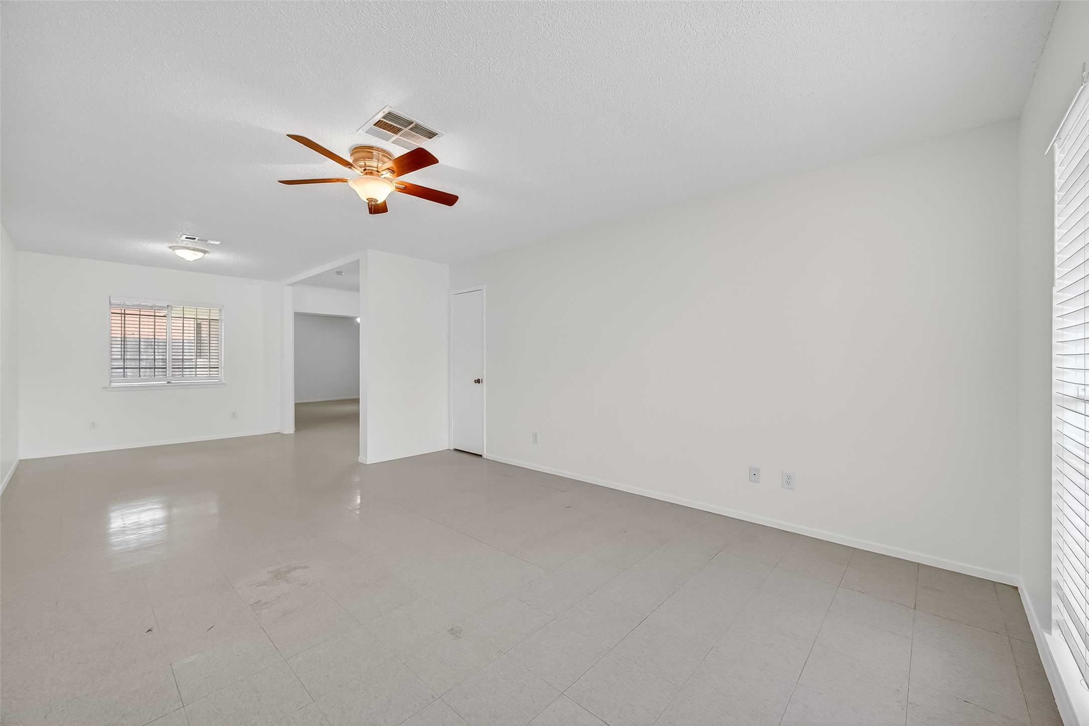 15022 Chipman Ln. Houston, TX 77060 - Photo 2 of 40 Living/dining room