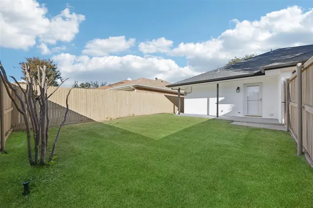 a view of a backyard