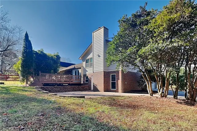 a view of a house with a yard