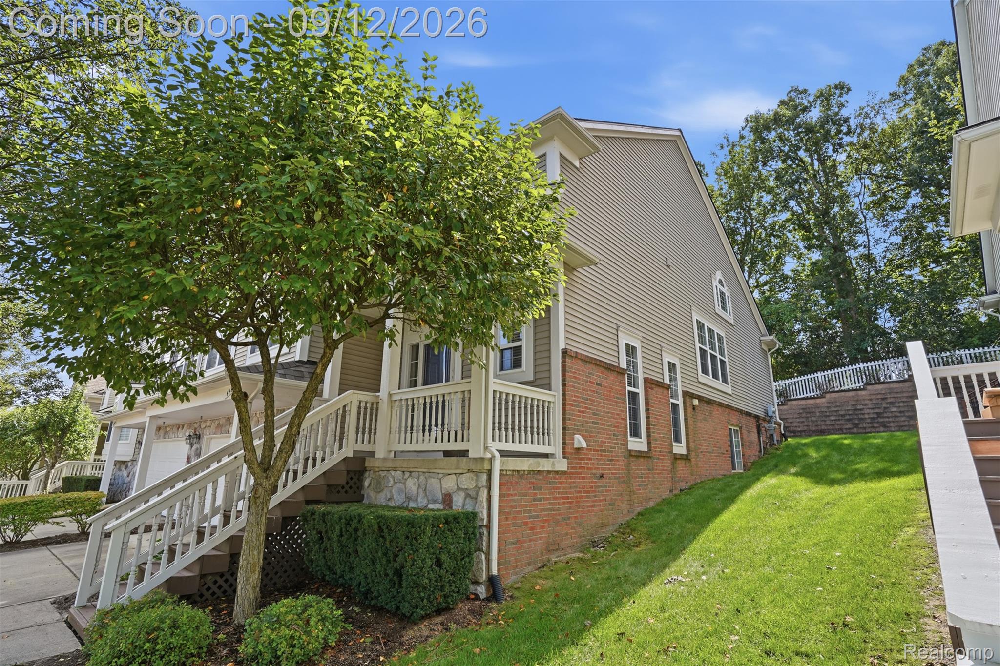 646 West Bluff Court Rochester, MI 48306 - Photo 3 of 40 646 w bluff ct-3.jpg