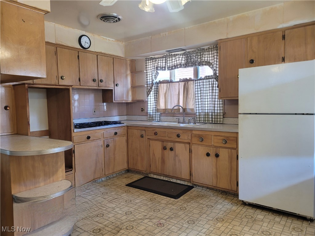 18307 Rosecliff Road Cleveland, OH 44119 - Photo 6 of 41 Kitchen with Plenty of natural light and room for Everything