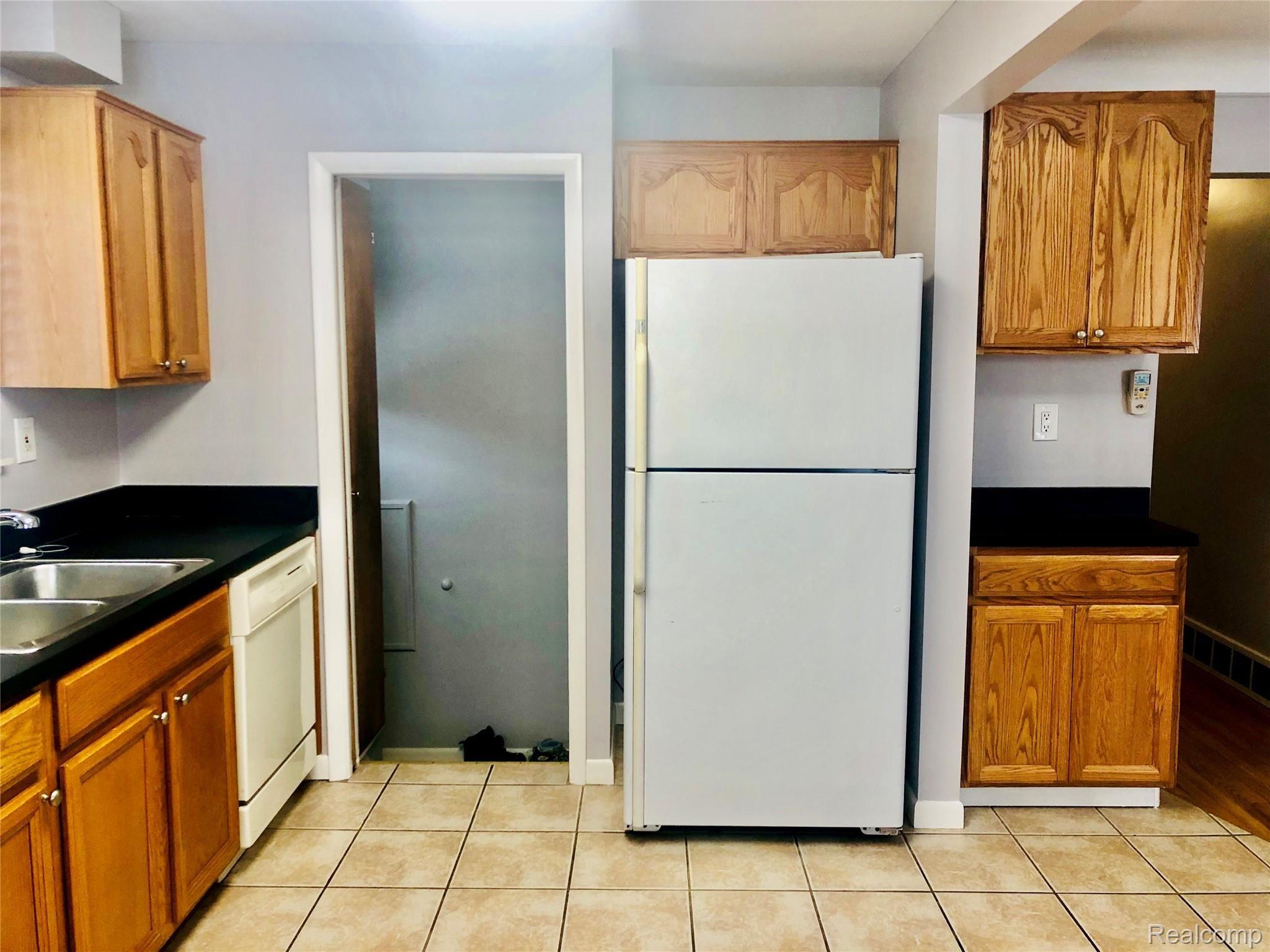 14860 Stephens Road Eastpointe, MI 48021 - Photo 7 of 25 fullsizeoutput_6e.jpeg