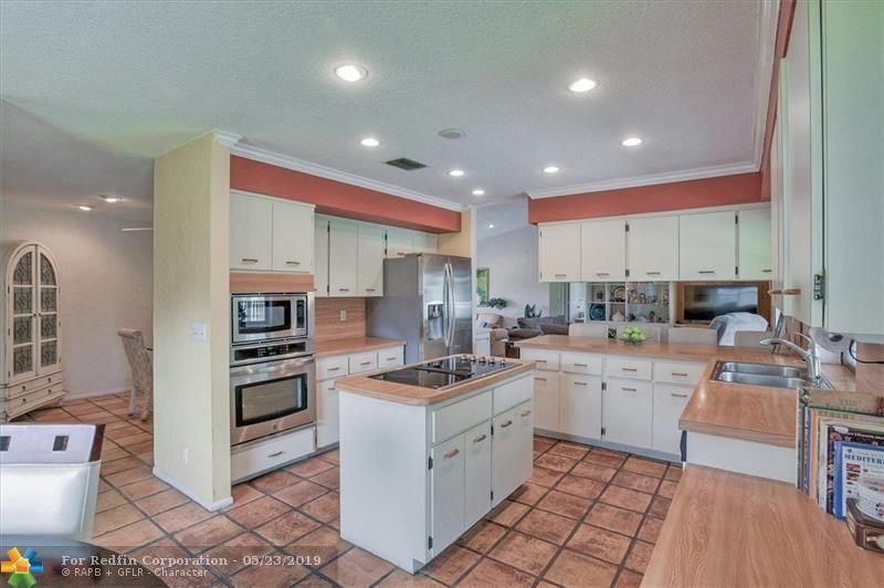8501 Northwest 80th Street Tamarac, FL 33321 - Photo 13 of 41 F10171611_13_2