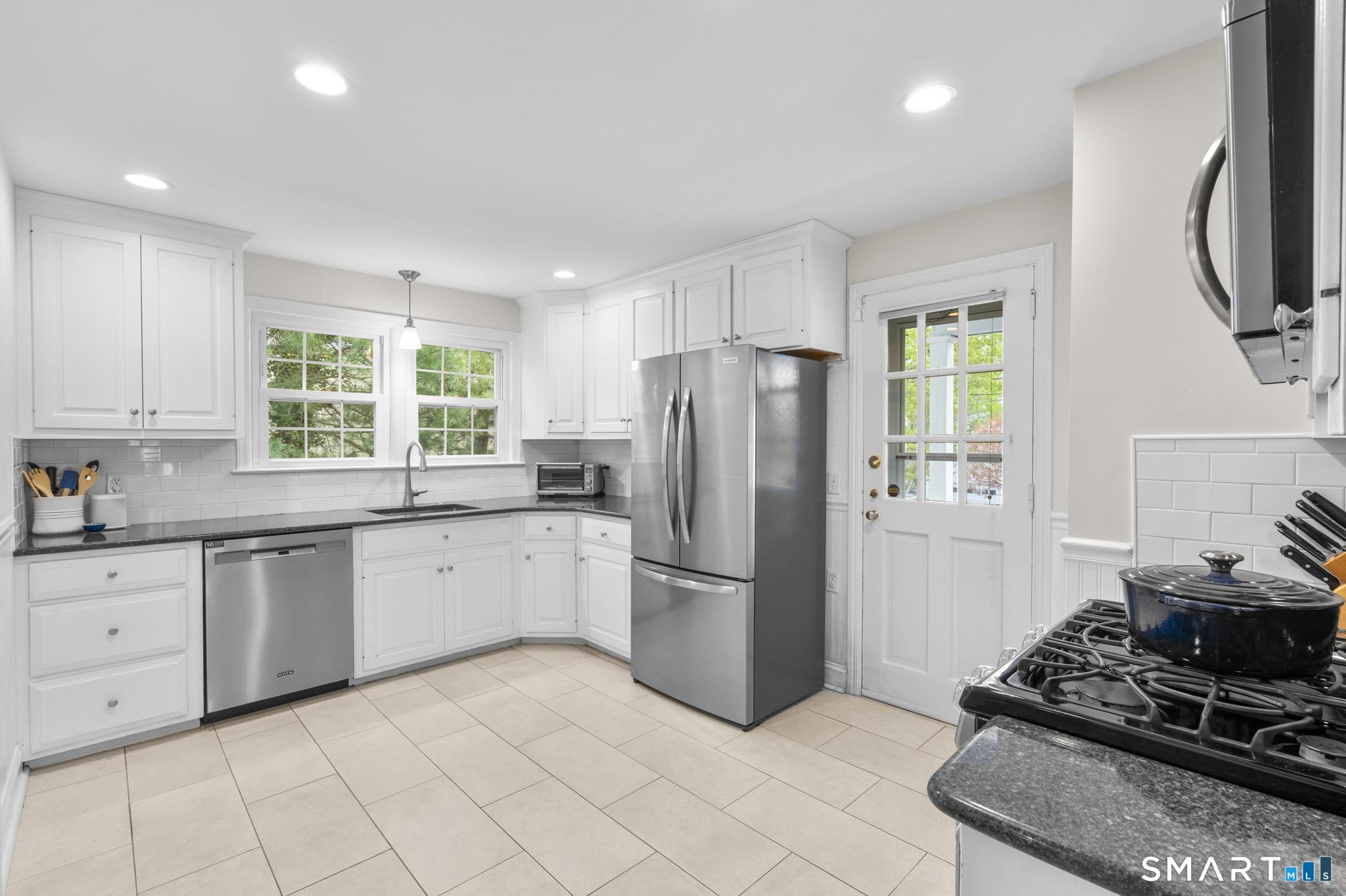 2032 North Benson Road Fairfield, CT 06824 - Photo 5 of 34