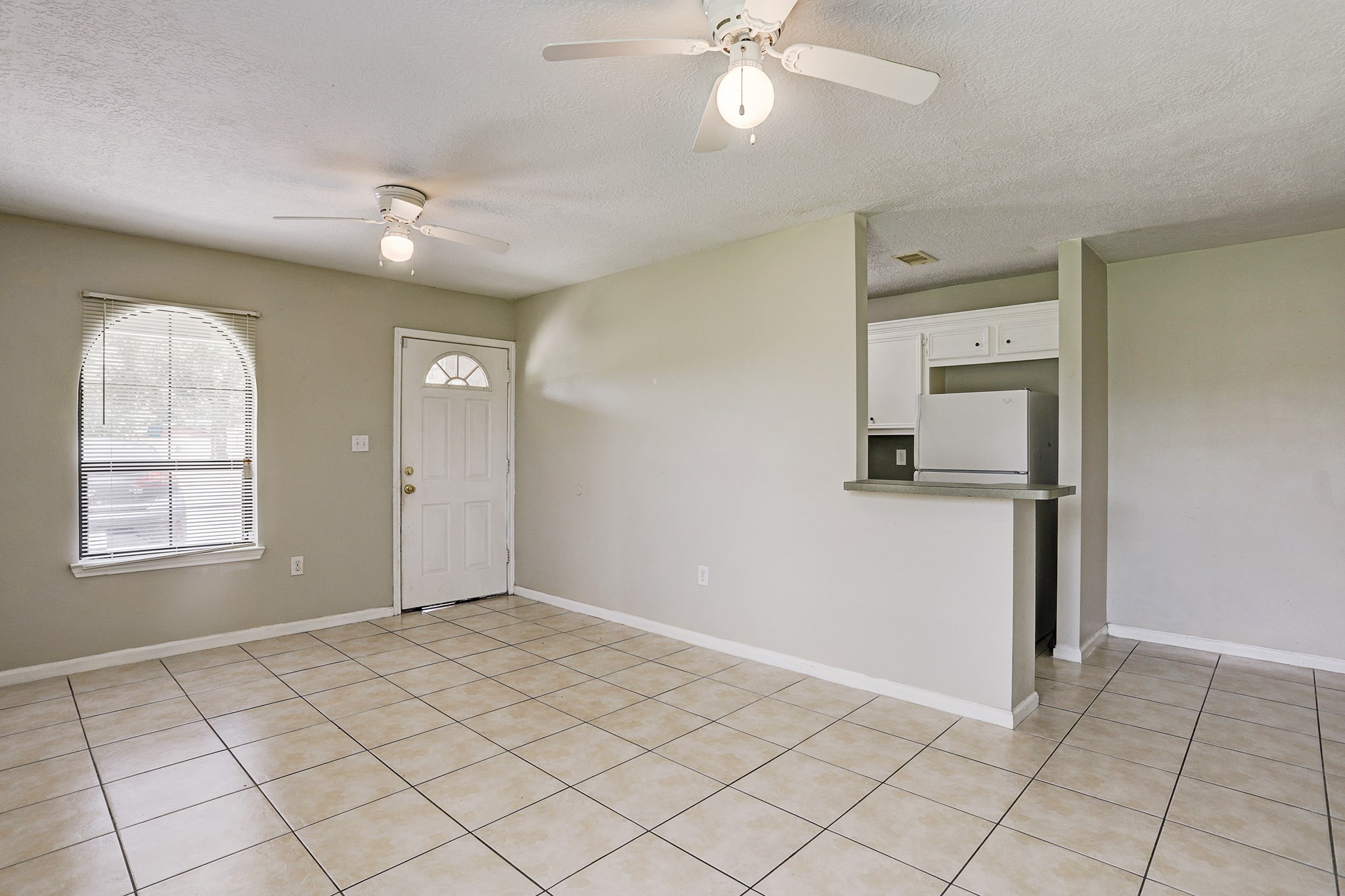 330 6th Street Hempstead, TX 77445 - Photo 4 of 13 a view of an empty room and window