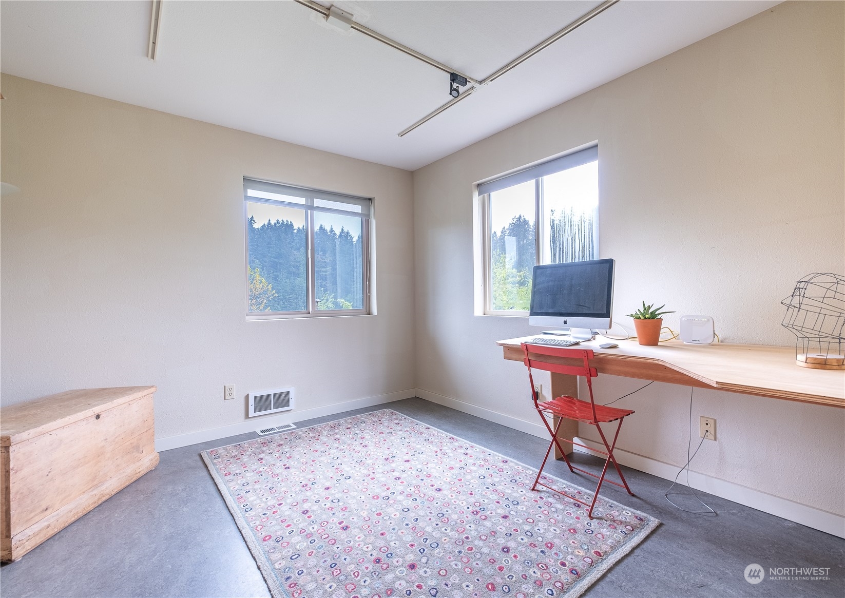 1750 Lancaster Road Freeland, WA 98249 - Photo 13 of 33 a workspace with furniture and window