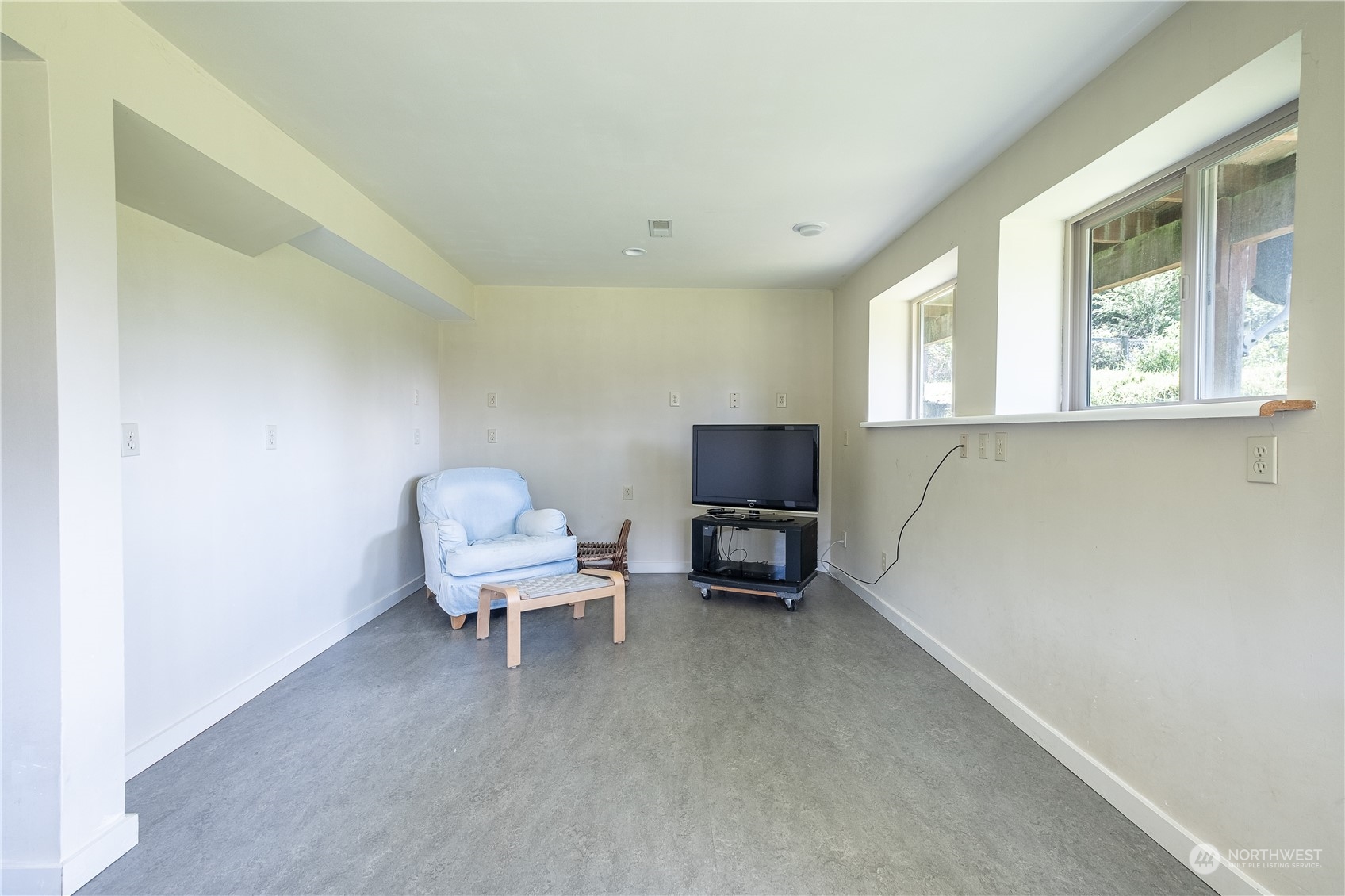 1750 Lancaster Road Freeland, WA 98249 - Photo 17 of 33 a living room with furniture and a window