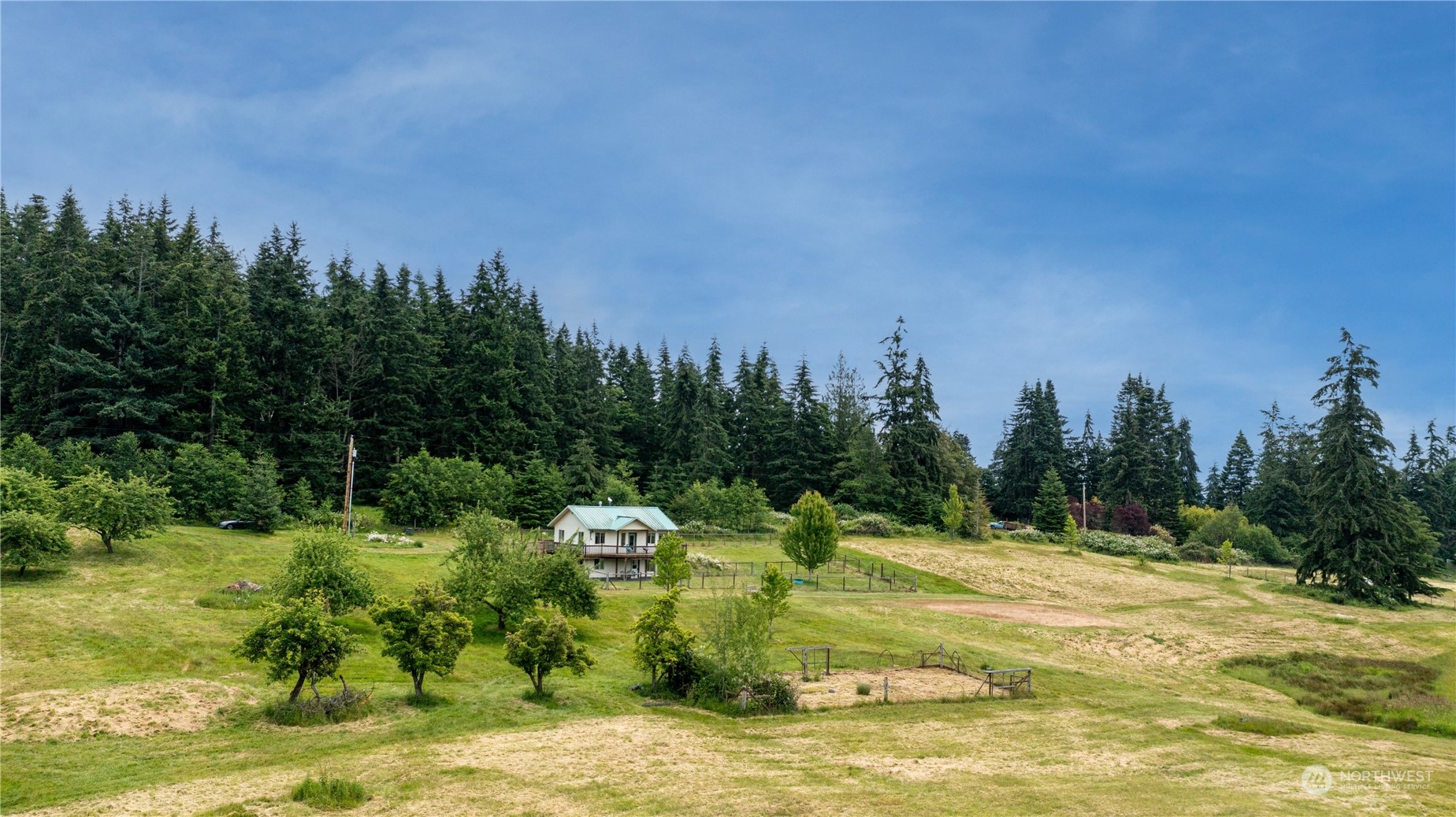 1750 Lancaster Road Freeland, WA 98249 - Photo 6 of 33 a swimming pool with trees in the background