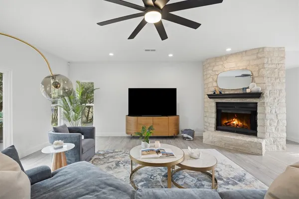 $889,000 | 1904 Lakeway Boulevard, Lakeway, TX 78734