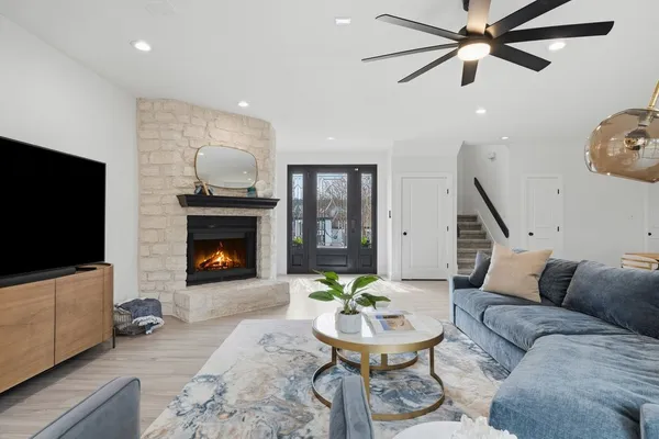 $889,000 | 1904 Lakeway Boulevard, Lakeway, TX 78734