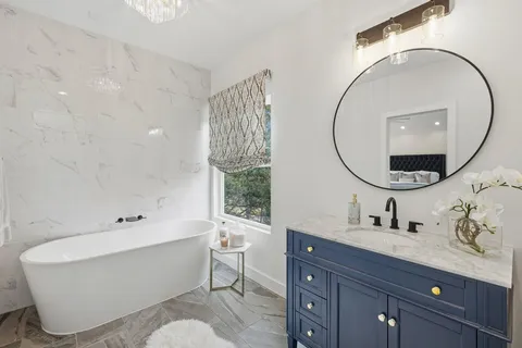 $925,000 | 1904 Lakeway Boulevard, Lakeway, TX 78734