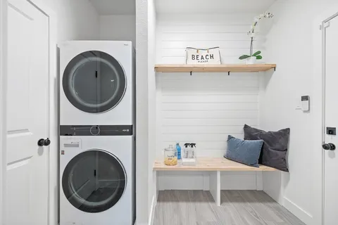 a view of entryway with washer and dryer