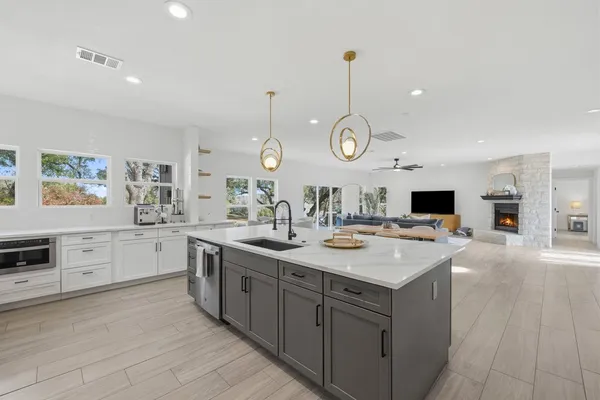 $889,000 | 1904 Lakeway Boulevard, Lakeway, TX 78734