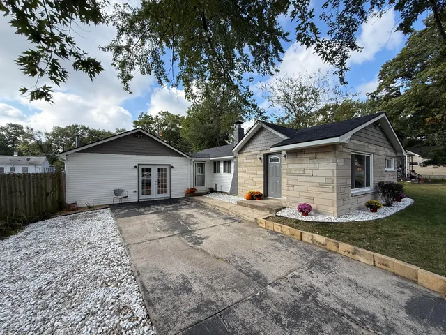 a view of a house with backyard