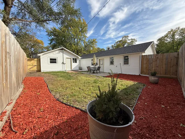 a view of a house with backyard