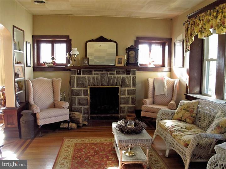 206 Middletown Road Media, PA 19063 - Photo 5 of 25 Living Room