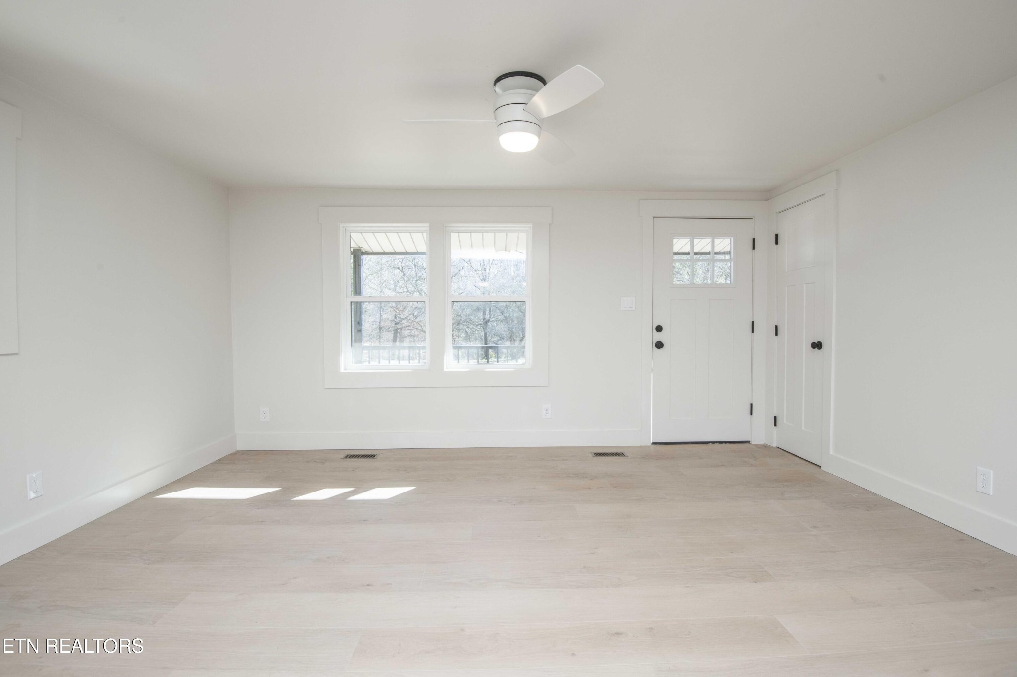 6223 Babelay Road Knoxville, TN 37924 - Photo 18 of 53 an empty room with windows and closet