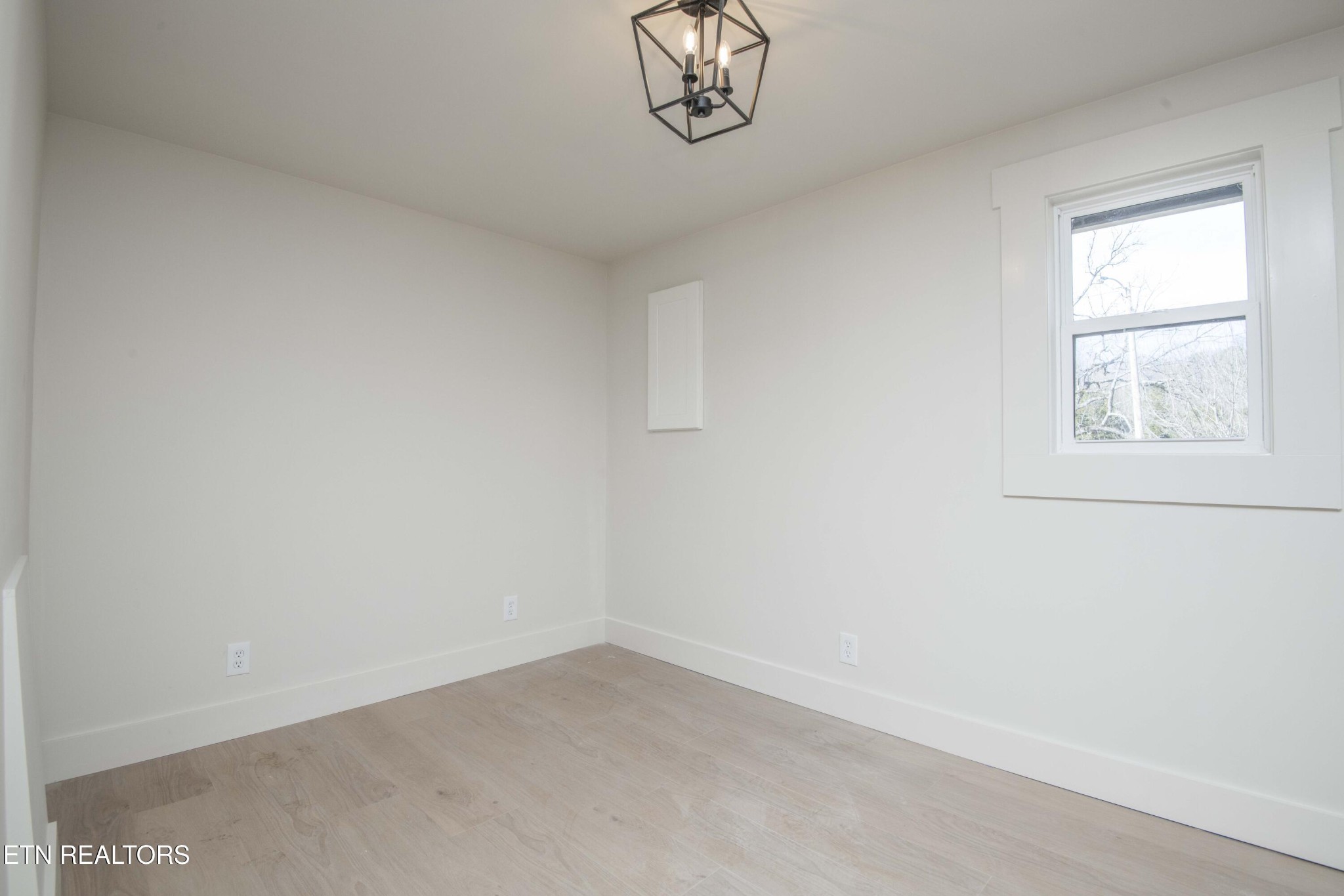 6223 Babelay Road Knoxville, TN 37924 - Photo 27 of 53 an empty room with a window